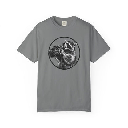 Men's grey raccoon-and-whiskey graphic T-shirt, crew neck